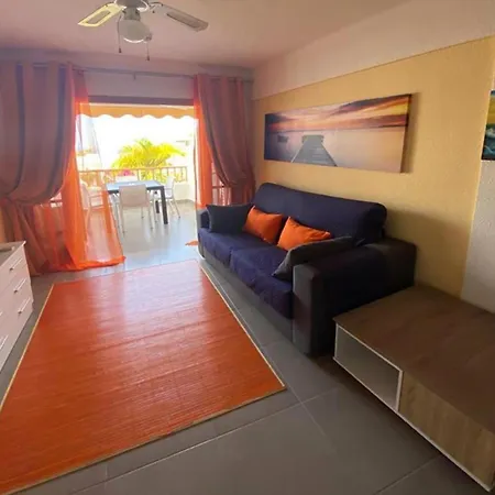 Primo Piano Con Vista Piscina E Parziale Vista Mare