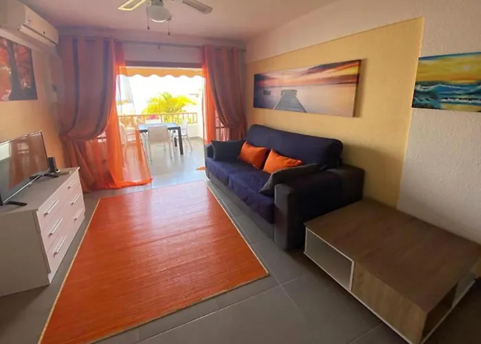 Primo Piano Con Vista Piscina E Parziale Vista Mare