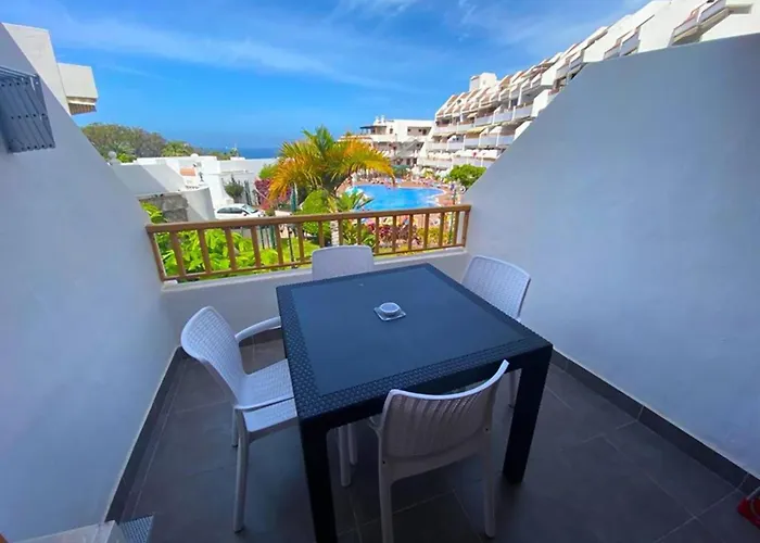 Primo Piano Con Vista Piscina E Parziale Vista Mare *