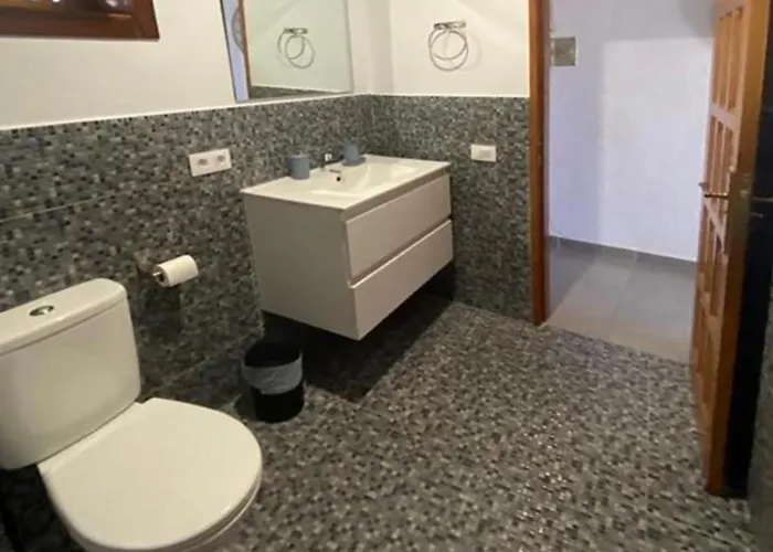 Primo Piano Con Vista Piscina E Parziale Vista Mare *