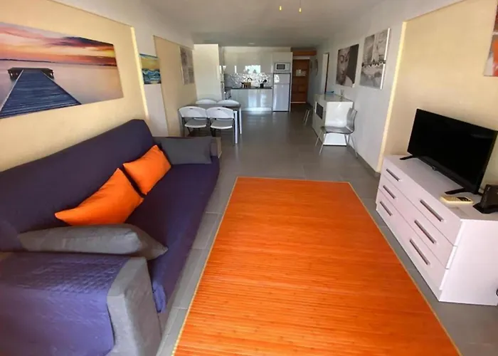 Primo Piano Con Vista Piscina E Parziale Vista Mare Адехе