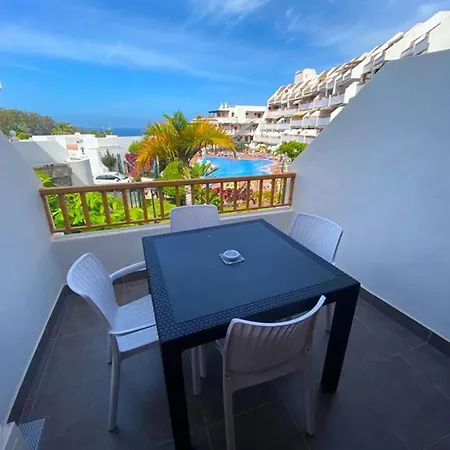 Primo Piano Con Vista Piscina E Parziale Vista Mare *